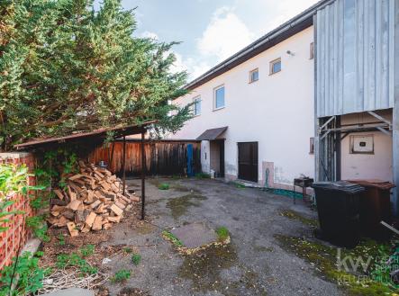 malý dvorek, v současnosti s dřevníky | Prodej - dům/vila, 900 m²