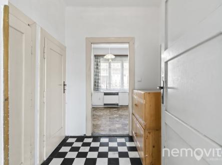 Vstupní chodba, dveře vedoucí do sklepa a na půdu. | Prodej - dům/vila, 51 m²