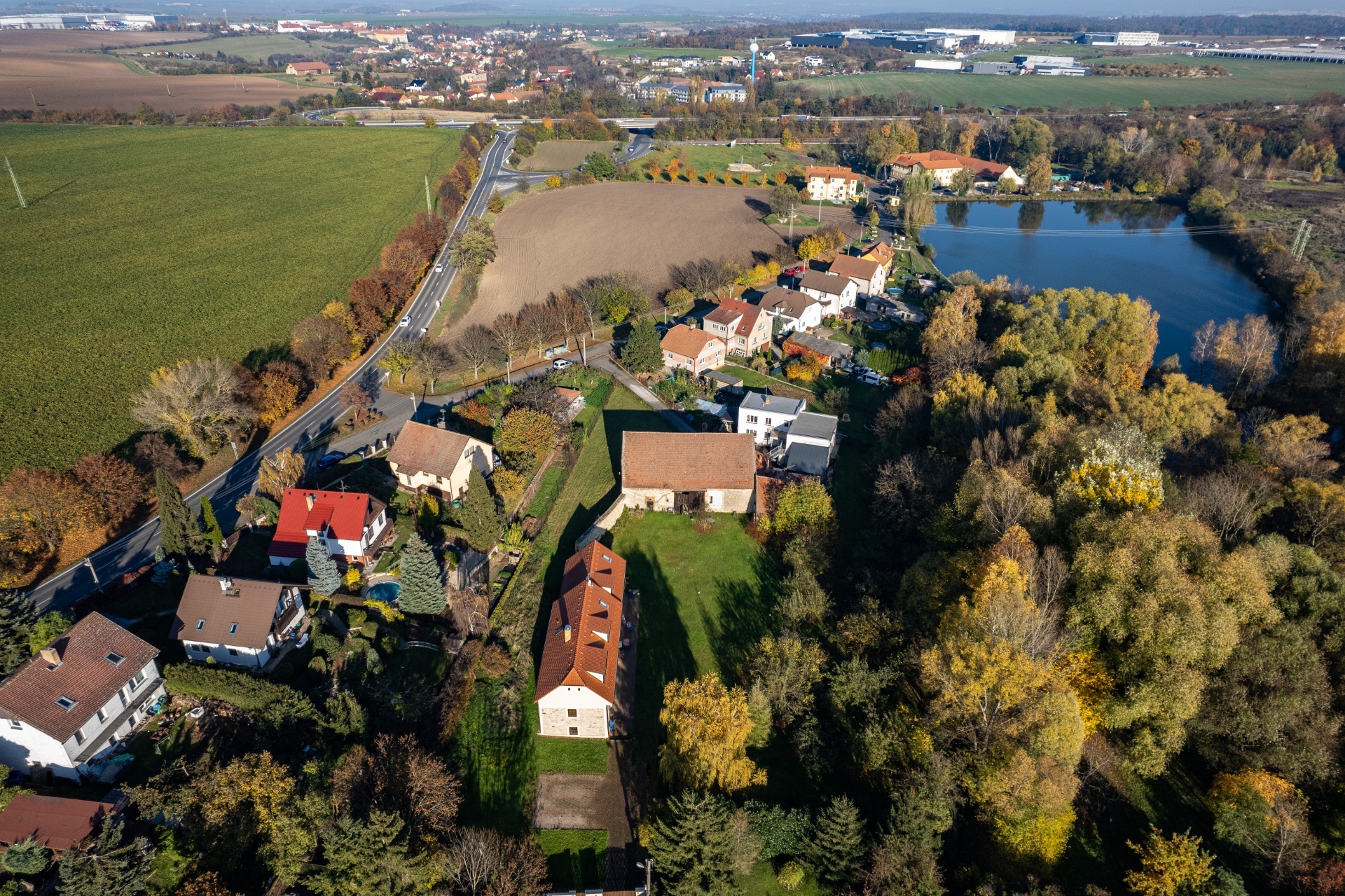 Stodola a okolí JZ pohled