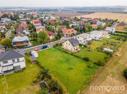 @renemuska @NEMOVITO #pozemek #projekt #stavebnipovoleni #VilaZarijova #Dablice #Praha8 | Prodej - pozemek pro bydlení, 1 034 m²