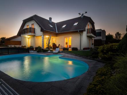 @renemuska @nemovito #prodej #dum #dvougeneracni #zahrada #bazen #terasa #garáž #Klecany | Prodej - dům/vila, 225 m²