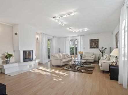 @renemuska @nemovito #prodej #dum #dvougeneracni #zahrada #bazen #terasa #garáž #Klecany | Prodej - dům/vila, 225 m²