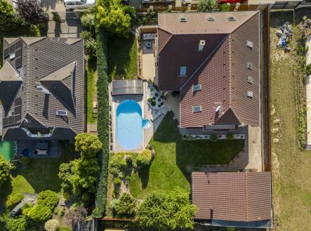 @renemuska @nemovito #prodej #dum #dvougeneracni #zahrada #bazen #terasa #garáž #Klecany | Prodej - dům/vila, 225 m²