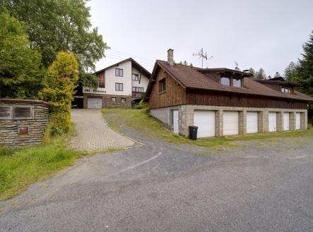 součástí je i trojgaráž na levéé straně | Prodej - dům/vila, 679 m²