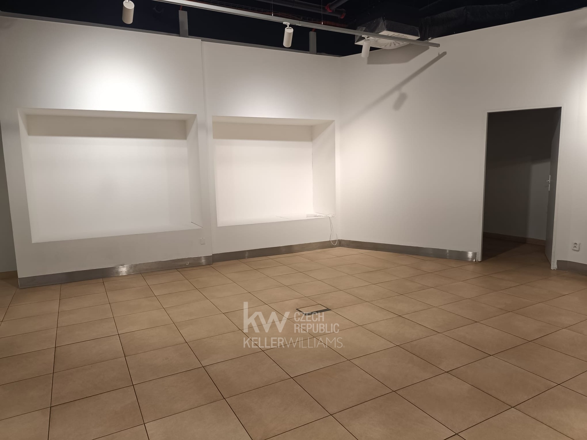 Pronájem obchodní prostory, 55 m2 - Hradec Králové - Obchodní centrum