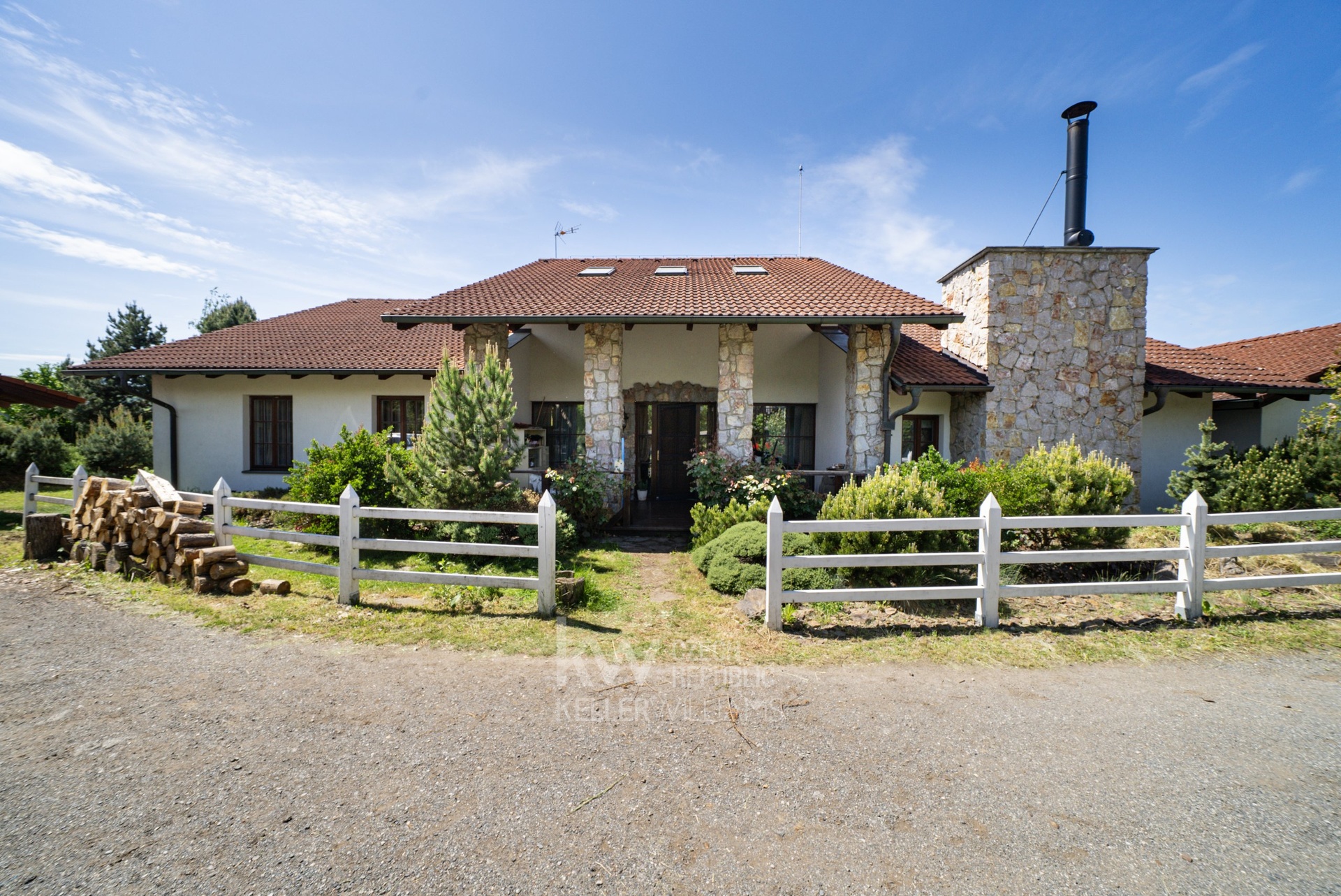 Prodej atypického rodinného domu 6 + kk, 509 m2, pozemek 1809 m2 - Hradištko - Brunšov