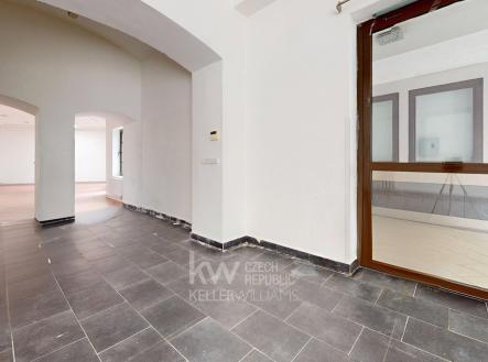 Hallway-Defurnished | Pronájem - obchodní prostor, 320 m²