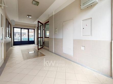 Entrance-Defurnished-2 | Pronájem - kanceláře, 100 m²