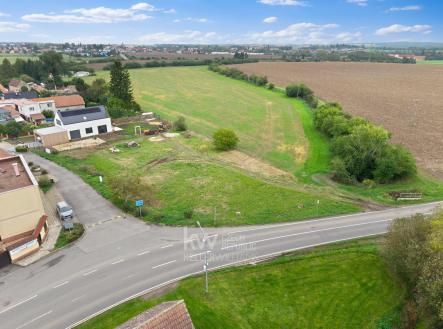 Pohled z hlavní silnice | Prodej - pozemek pro bydlení, 940 m²