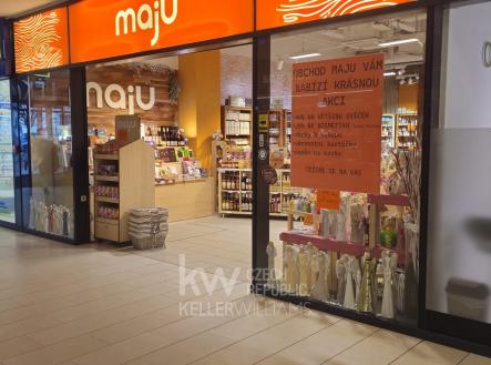 Pohled z pasáže | Pronájem - obchodní prostor, 87 m²