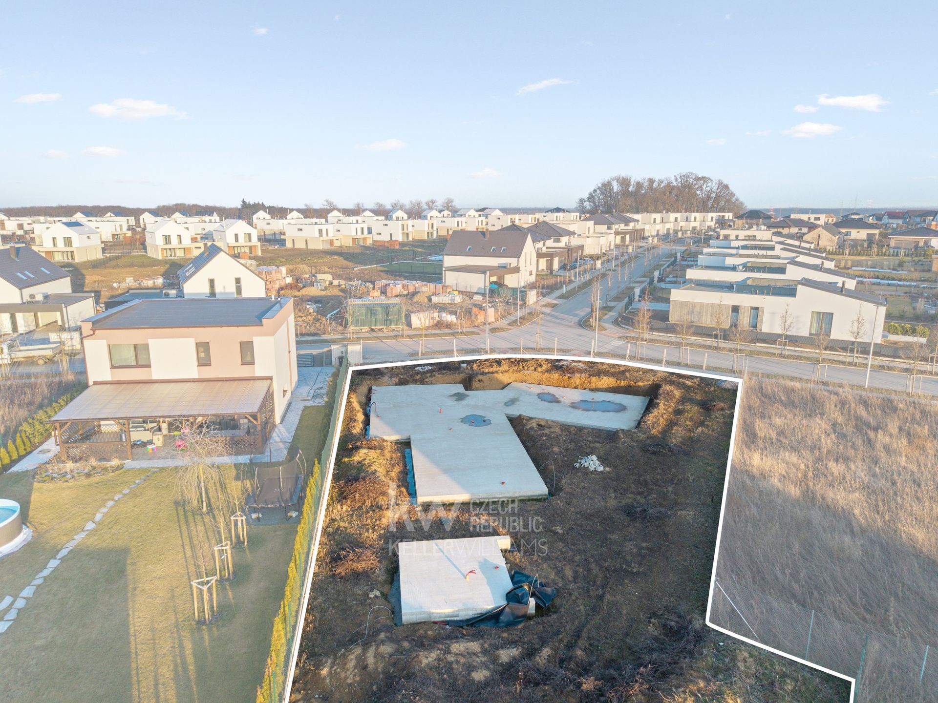 Pohled směrem na východ - vyznačená hranice pozemku