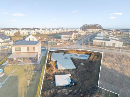 Pohled směrem na východ - vyznačená hranice pozemku | Prodej - pozemek pro bydlení, 1 067 m²