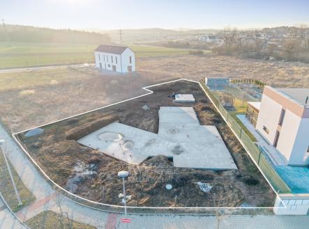 Pohled směrem na západ - vyznačená hranice pozemku | Prodej - dům/vila, 260 m²