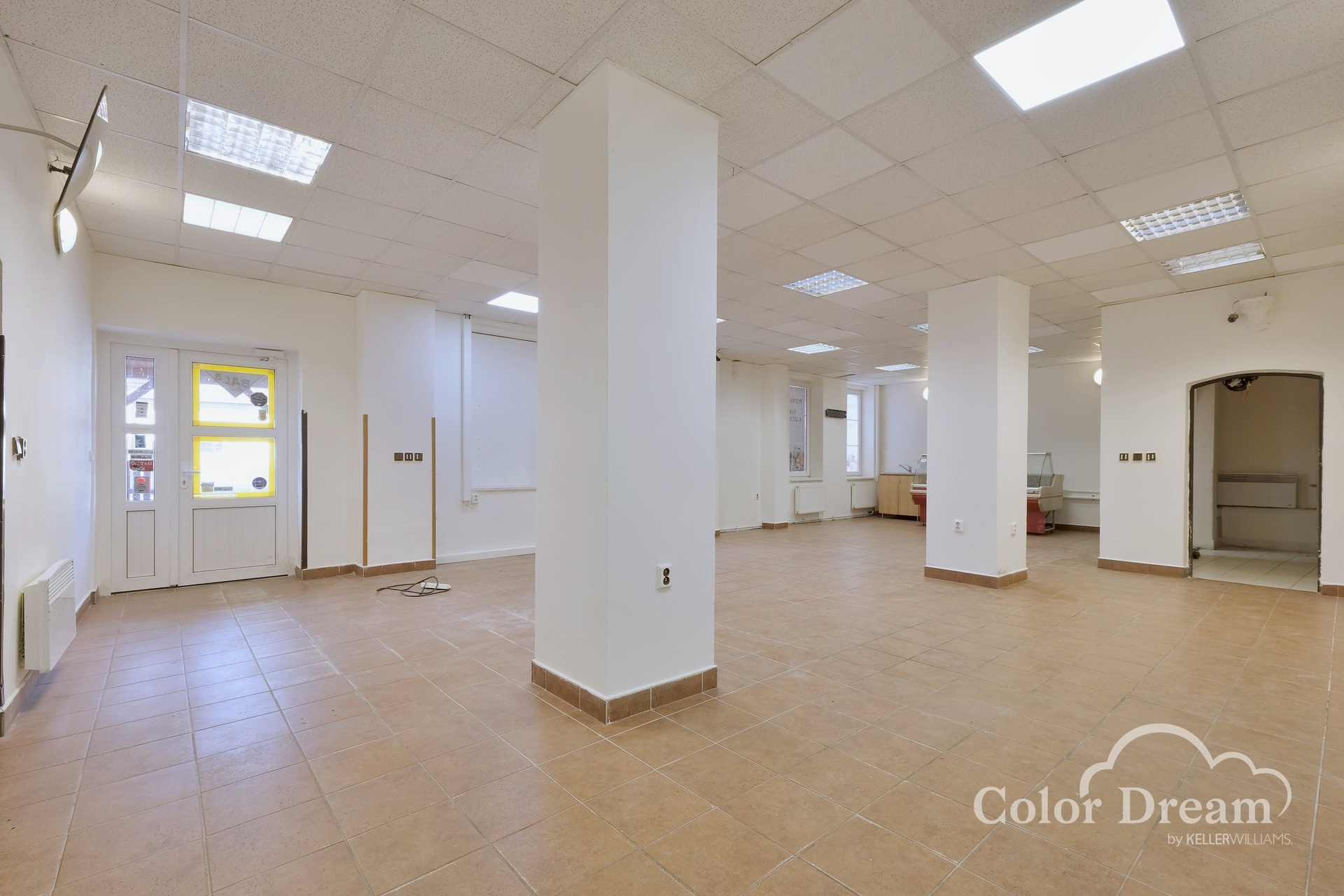 Pohled na vstup do prodejny