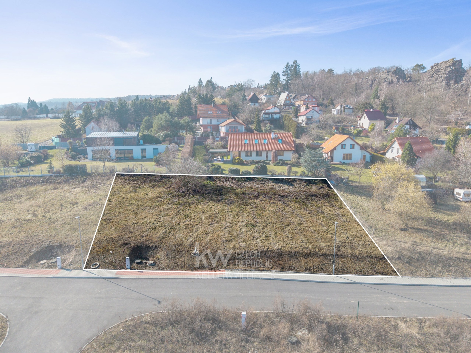 Pohled na západ - vyznačená hranice pozemku