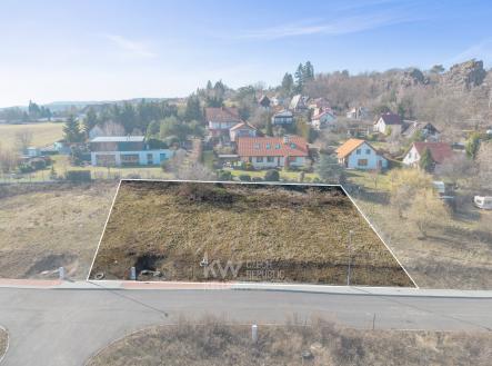 Pohled na západ - vyznačená hranice pozemku | Prodej - pozemek pro bydlení, 1 066 m²