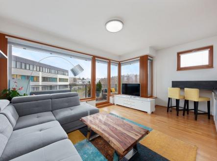 Obývací pokoj s velkoformátovými okny | Prodej bytu, 2+kk, 67 m²