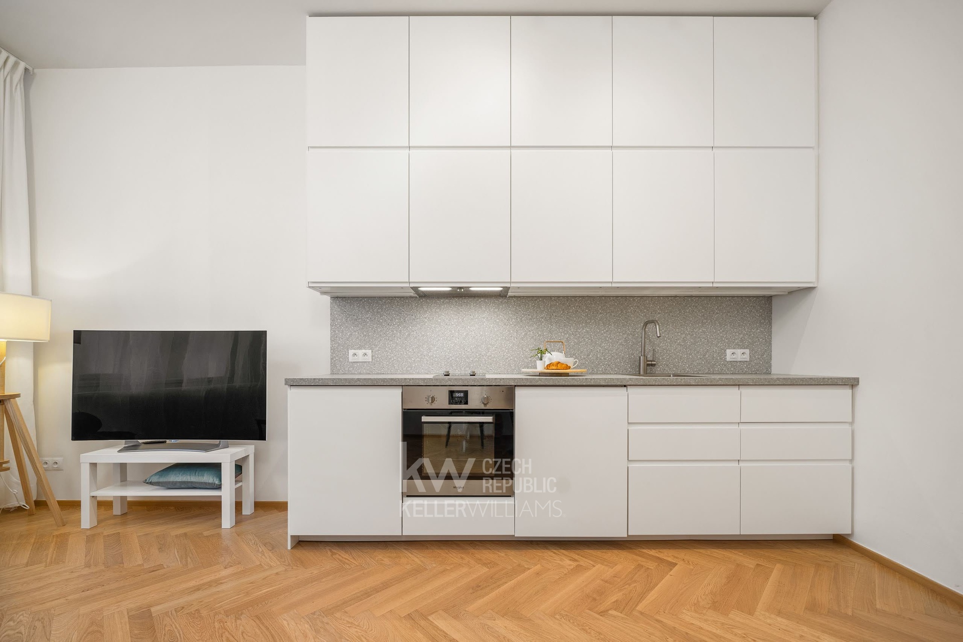 Kuchyně s lednicí, myčkou, troubou a sklokeramickou deskou