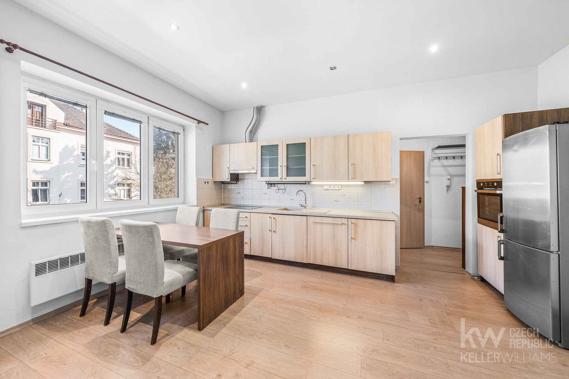 Pohled z obývací části na kuchyň