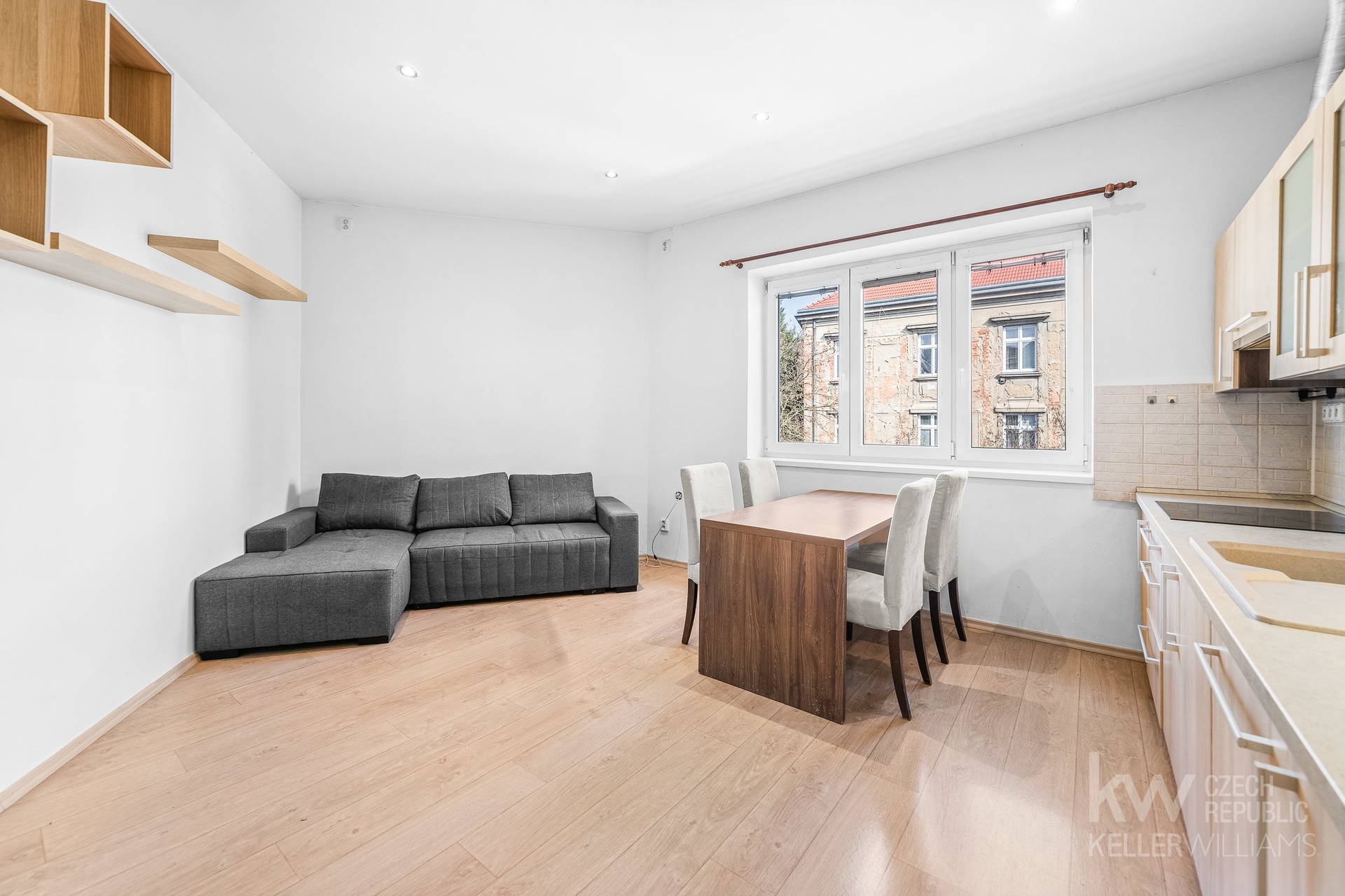 Teď obráceně, pohled na obývací část