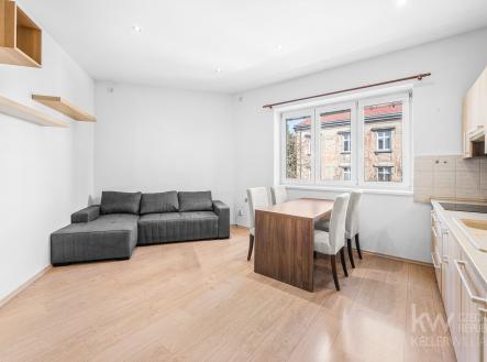 Teď obráceně, pohled na obývací část | Prodej bytu, 2+kk, 34 m²