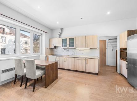 Pohled z obývací části na kuchyň | Prodej bytu, 2+kk, 34 m²