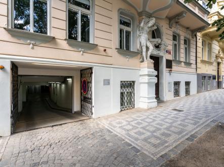 Garáž Kodaňská - Vrzáková & Boháč | Pronájem - malý objekt/garáž