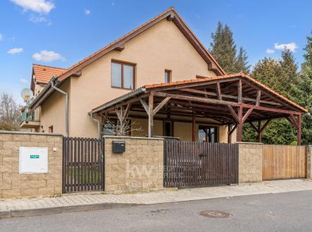 Pohled na dům zpředu 1 | Prodej - dům/vila, 121 m²