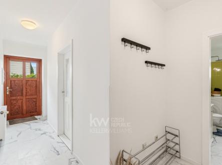 Pohled na vchod a chodbu | Prodej - dům/vila, 121 m²