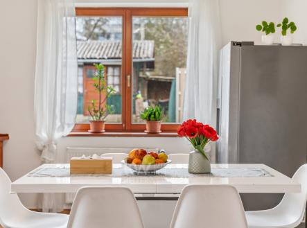 Výhled do zahrady z kuchyně | Prodej bytu, 4+1, 121 m²