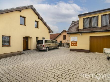 Vjezd + parking | Pronájem - dům/vila, 281 m²