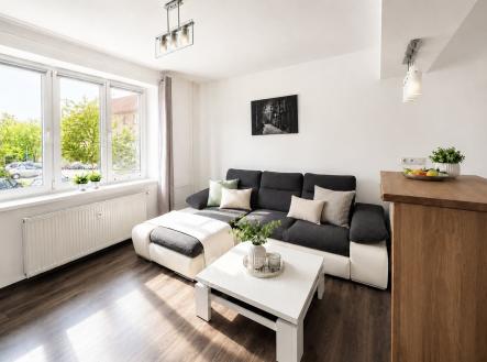 Pronájem Příbram Bratří Čapků 2kk obývací pokoj sedačka více z dálky | Pronájem bytu, 2+kk, 44 m²