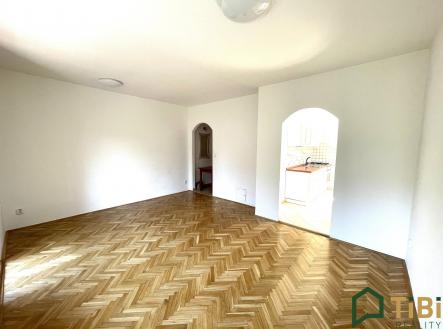 pohled z obývacího pokoje do kuchyně | Pronájem bytu, 3+1, 72 m²
