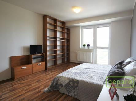 Pokoj s balkonem | Pronájem bytu, 1+kk, 37 m²