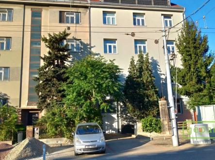 Pohled z ulice | Pronájem bytu, 2+1, 64 m²