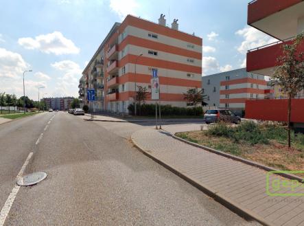 Okolí domu | Pronájem bytu, 1+kk, 30 m²