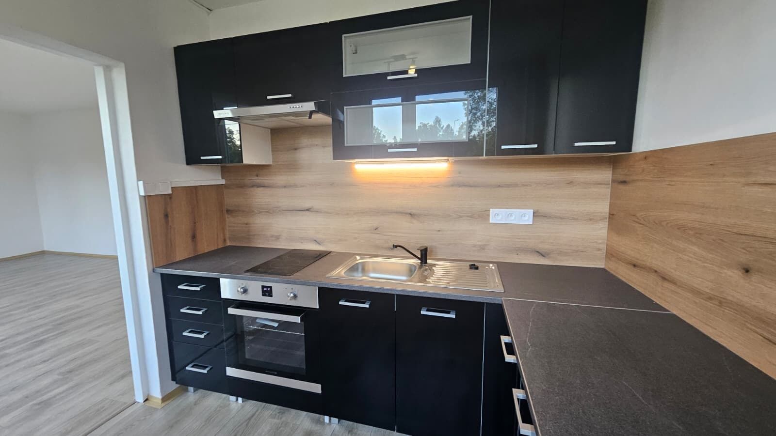 Pronájem velkého prostorného bytu 4+1+lodžie v ulici Moskevská v Mostě