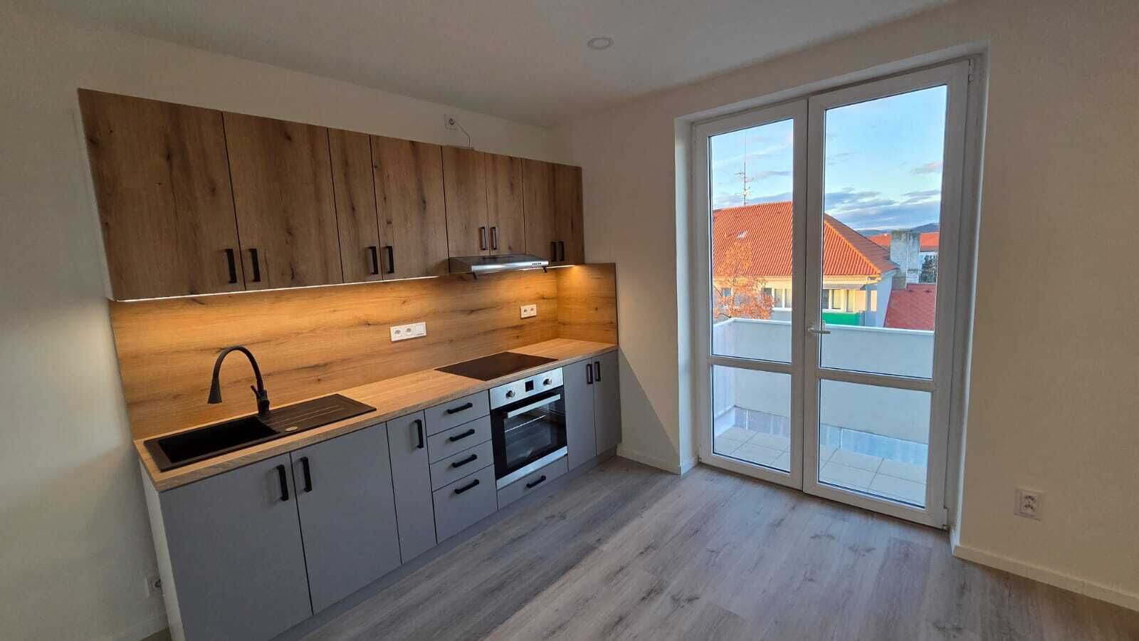 Pronájem zrekonstruovaného bytu 3+1+balkón ve vyhledávané lokalitě v Lounech v ul. Tyršovo náměstí