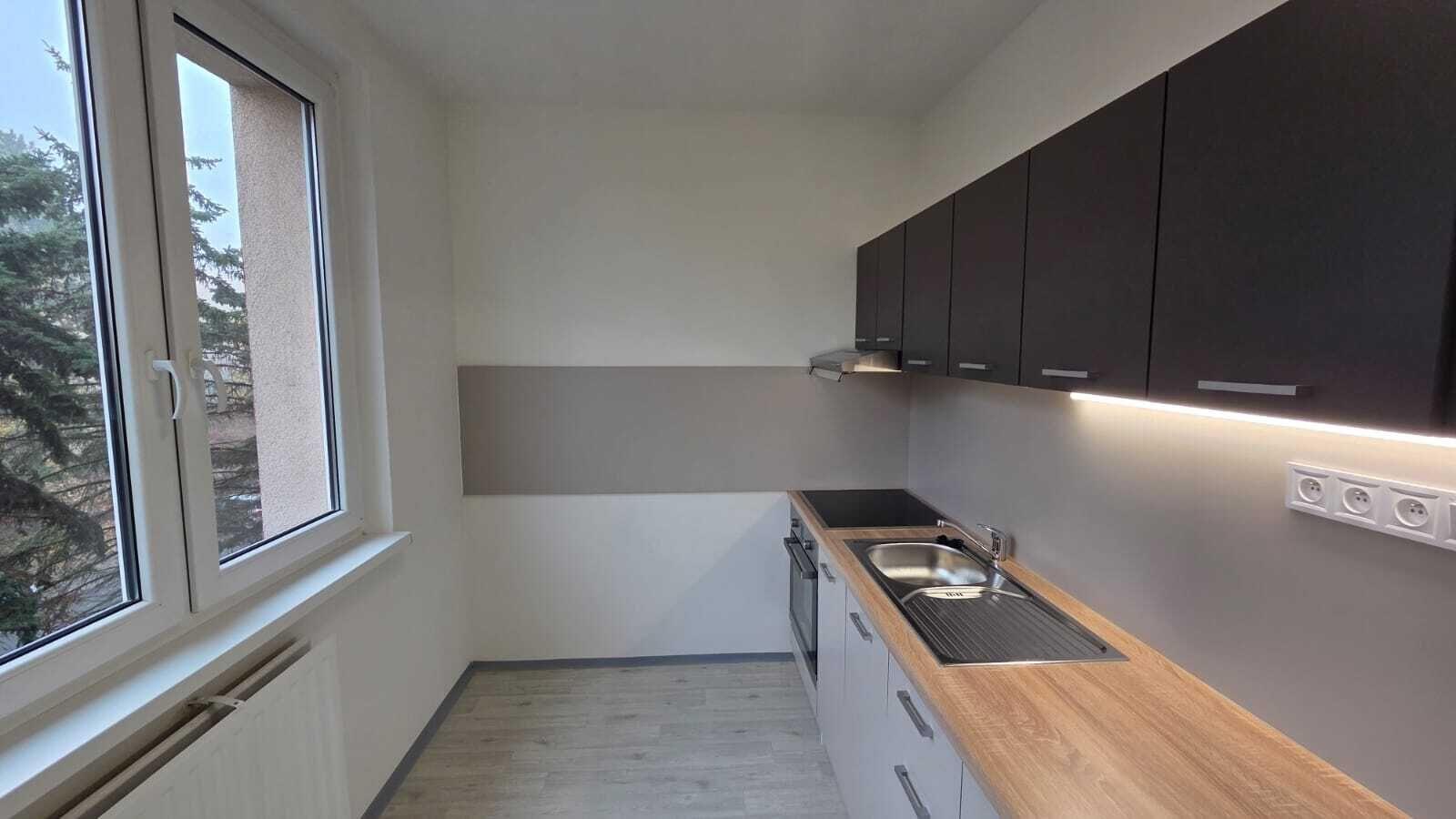 Pronájem zrekonstruovaného bytu 3+1+L v ulici Šk. Pěšina v Chomutově