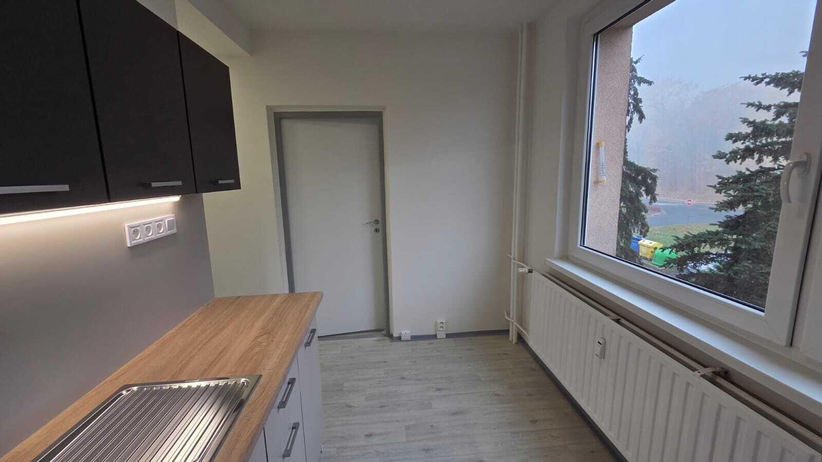 Pronájem zrekonstruovaného bytu 3+1+L v ulici Šk. Pěšina v Chomutově