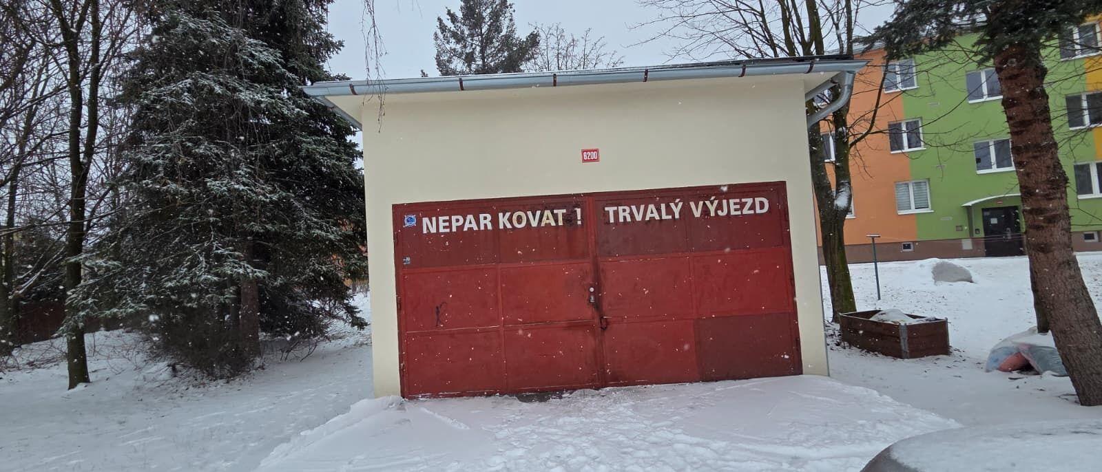 Pronájem garáže s hydraulickým zvedákem