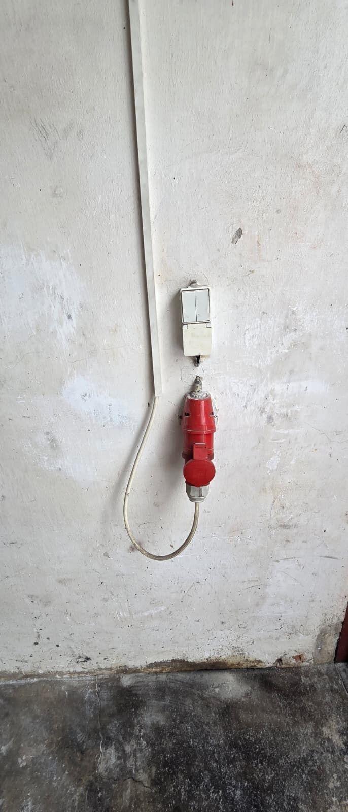 Pronájem garáže s hydraulickým zvedákem