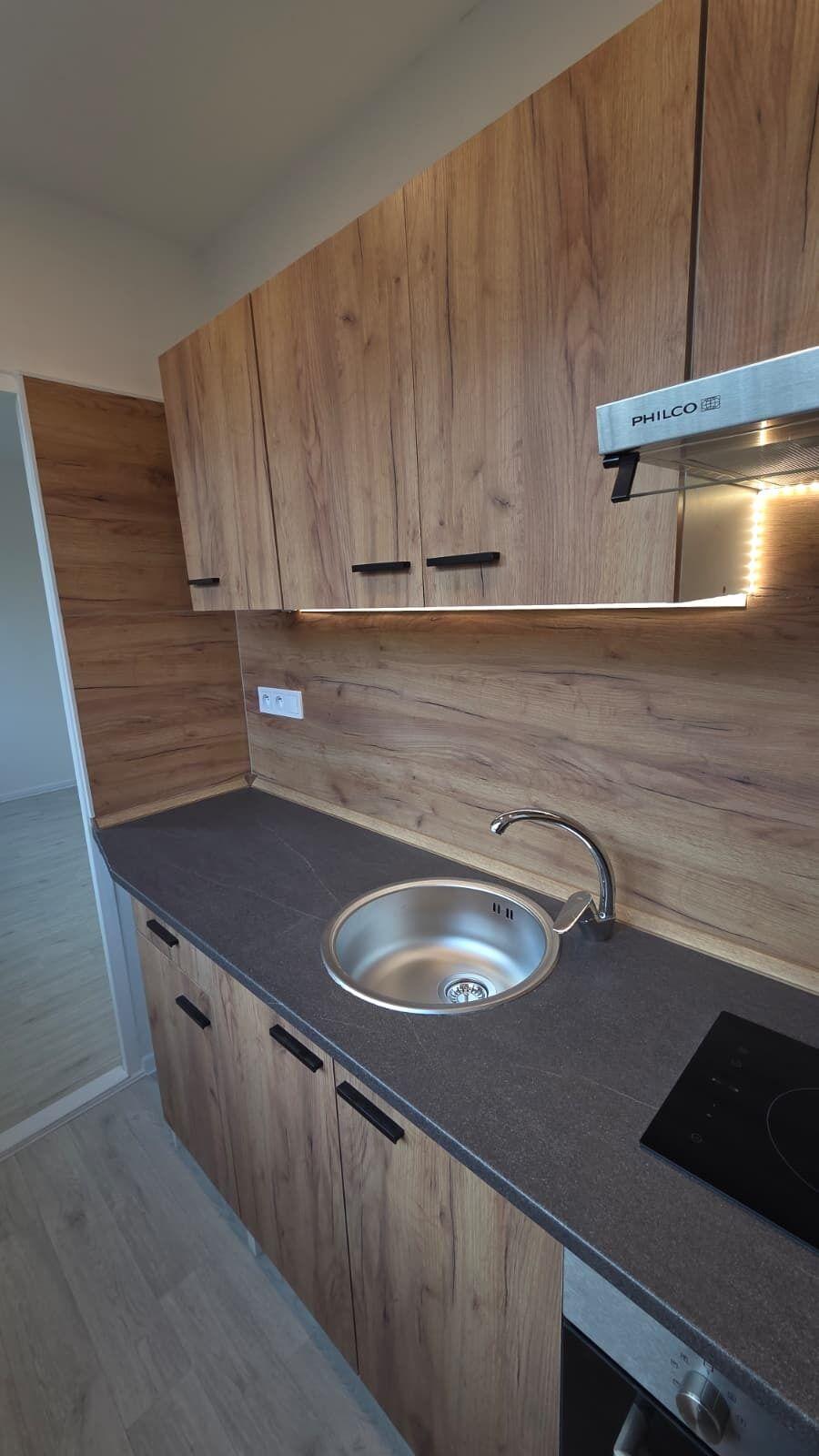 Pronájem nově zrekonstruovaného bytu 1+1 v ulici J. Kubelíka v Mostě