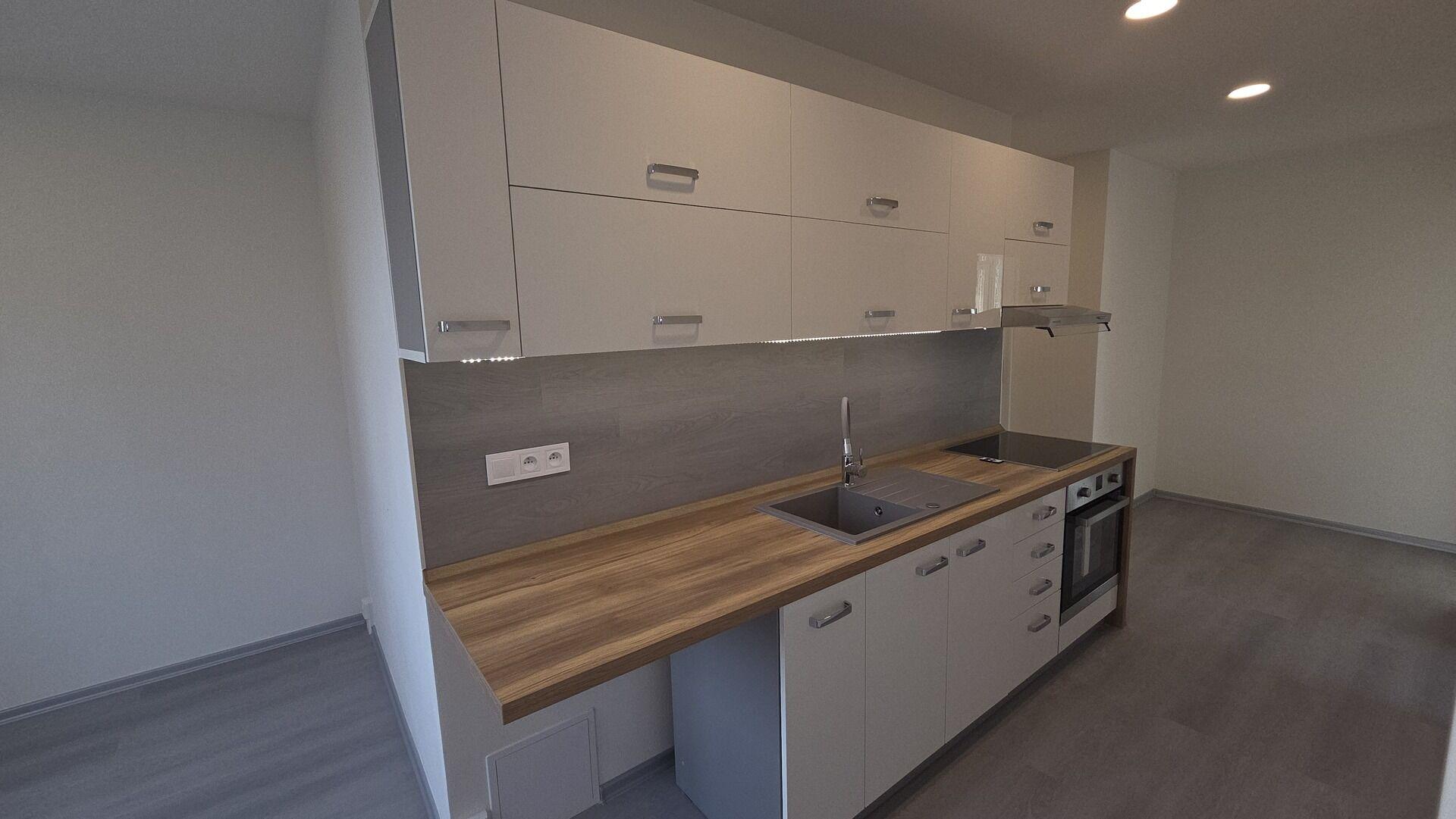 Pronájem nově zrekonstruovaného bytu 3+1+L v ulici Jiráskova v Chomutově