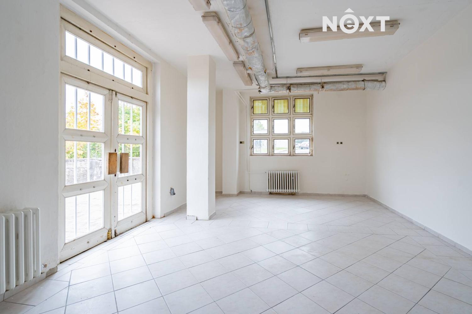 Pronájem komerční Obchodní prostory, 360㎡