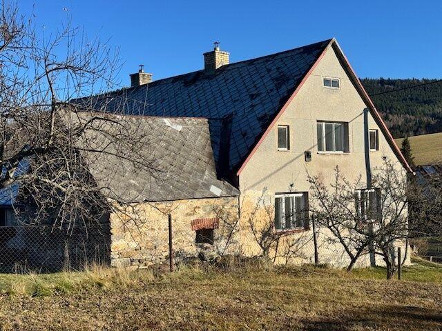 Nabízíme k prodeji ucelený soubor nemovitostí v klidné části Domašova, obce Bělá pod Pradědem.