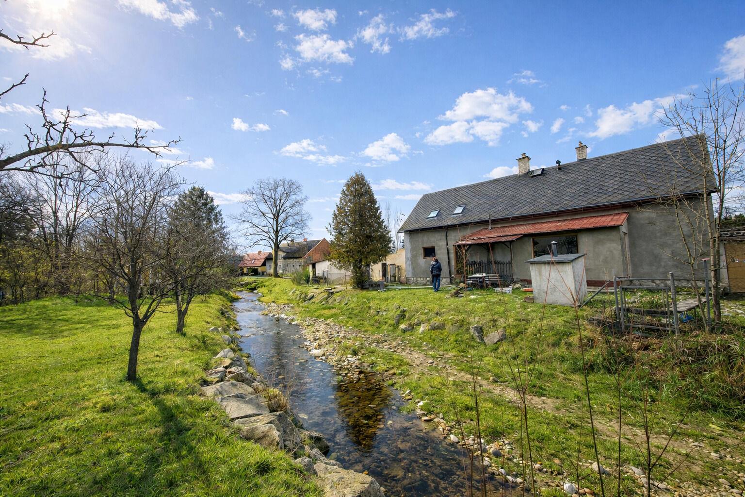 Nabízíme k prodeji rodinný dům v klidné části obce Nová Červená Voda, okres Jeseník.