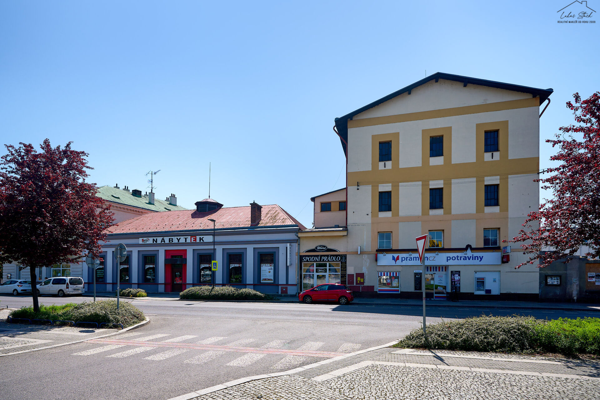 Obchodní a skladovací prostory, 2 438 m², Turnov