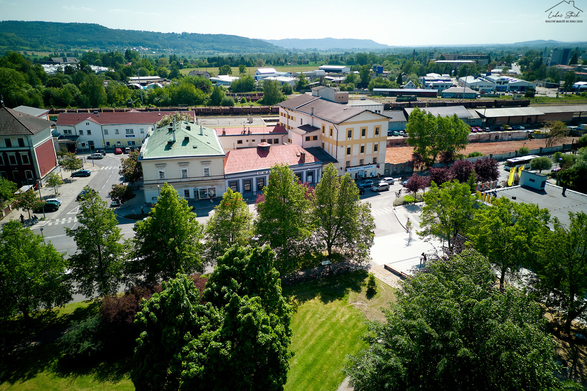 Obchodní a skladovací prostory, 2 027 m², Turnov