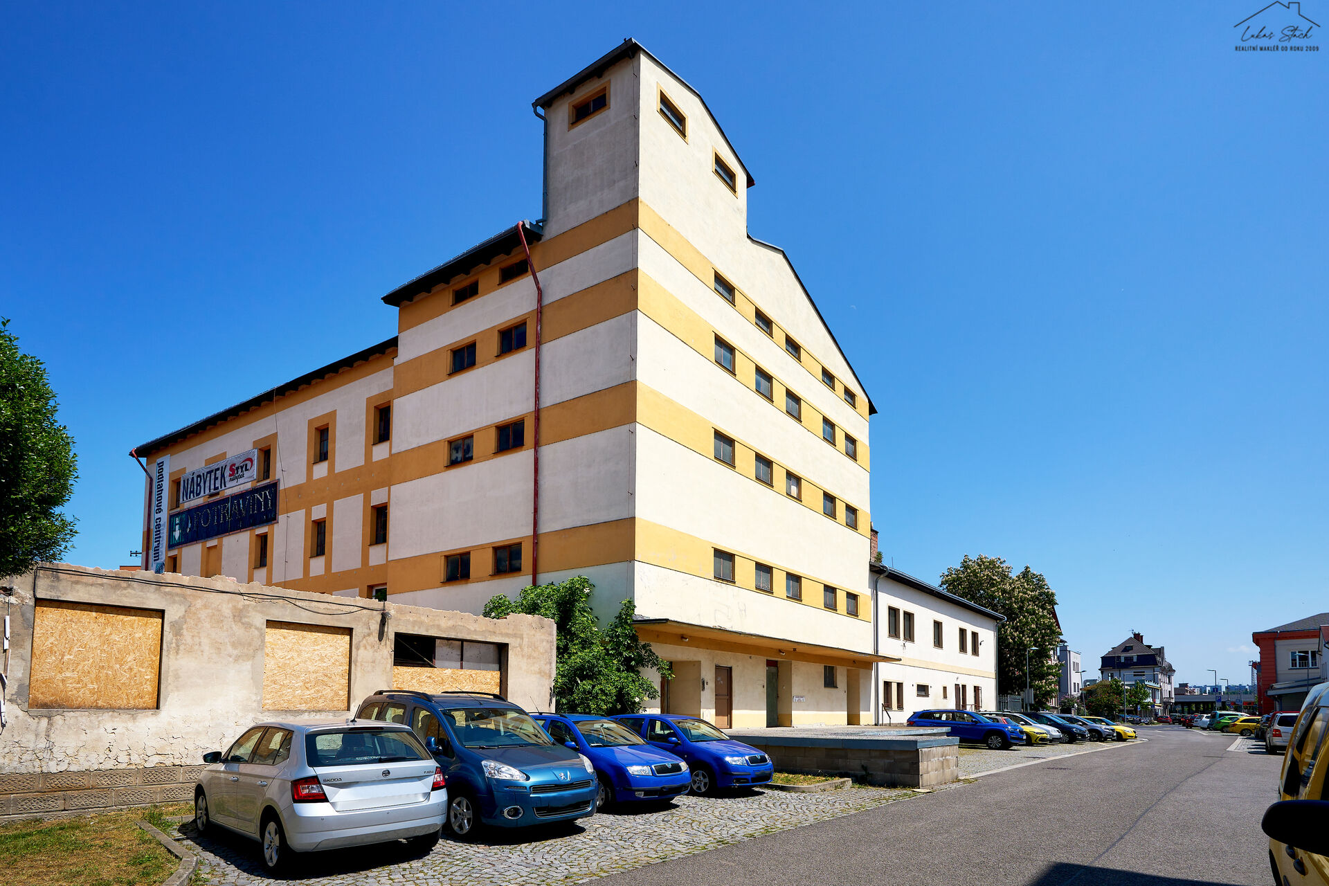 Prodej komerčního areálu – sklady, obchod, kanceláře, 2 027 m², Turnov